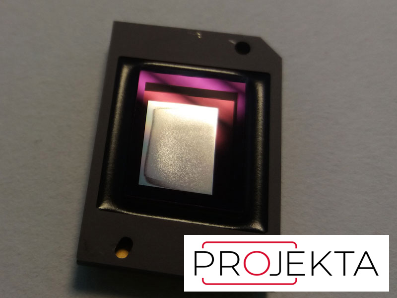 Výměna zničeného zobrazovací chipu ve velmi znečištěném projektoru